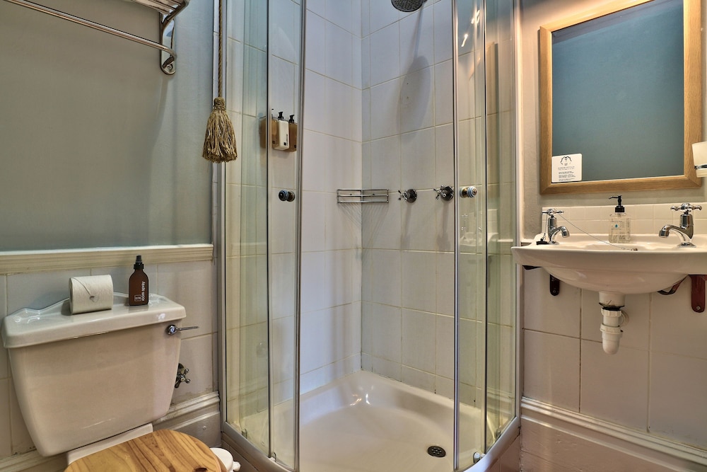 Deluxe, Twin Beds, Parker Cottage 6/7