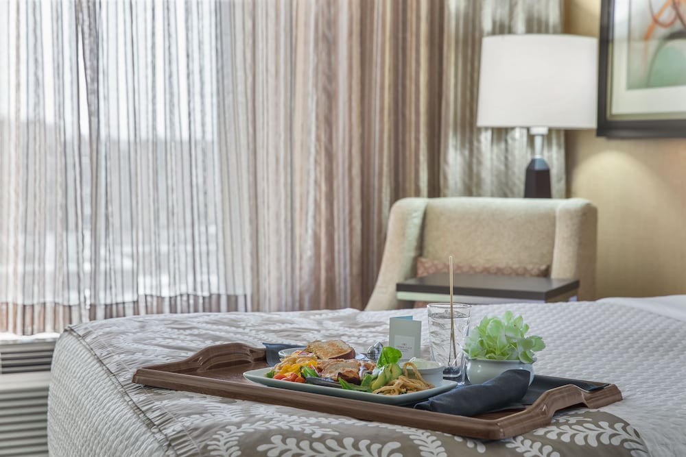 Crowne Plaza Hotel Greenville I 385 Roper Mtn Rd 53/77