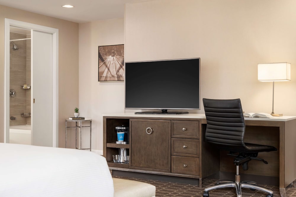 Hilton New Orleans/St. Charles Avenue 55/71