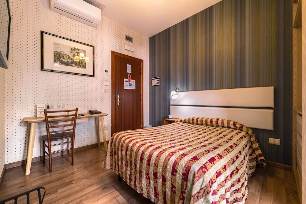 ROOM, SINGLE