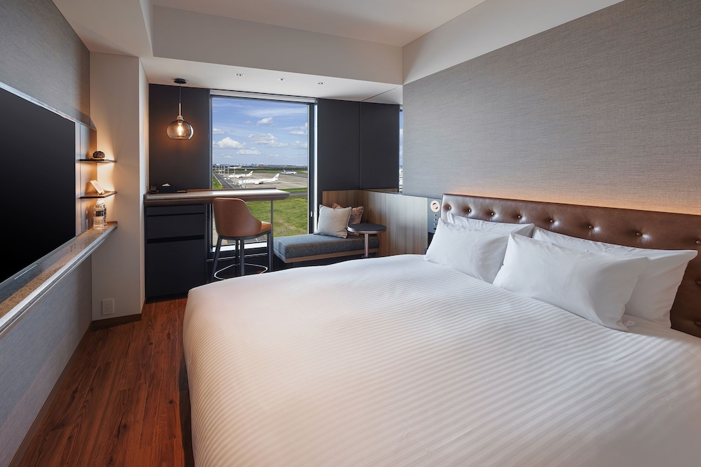 STANDARD, KING BED, AIRPORT VIEW
