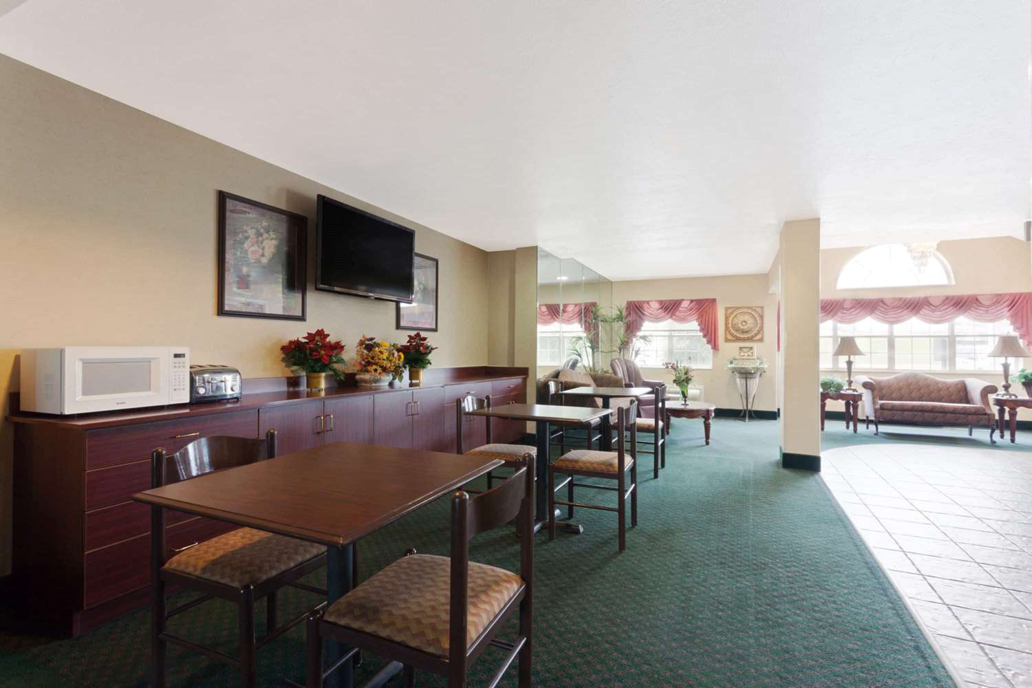 Days Inn & Suites by Wyndham Brandon Amphitheater 19/27