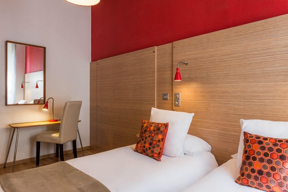 ROOM, TWIN BEDS