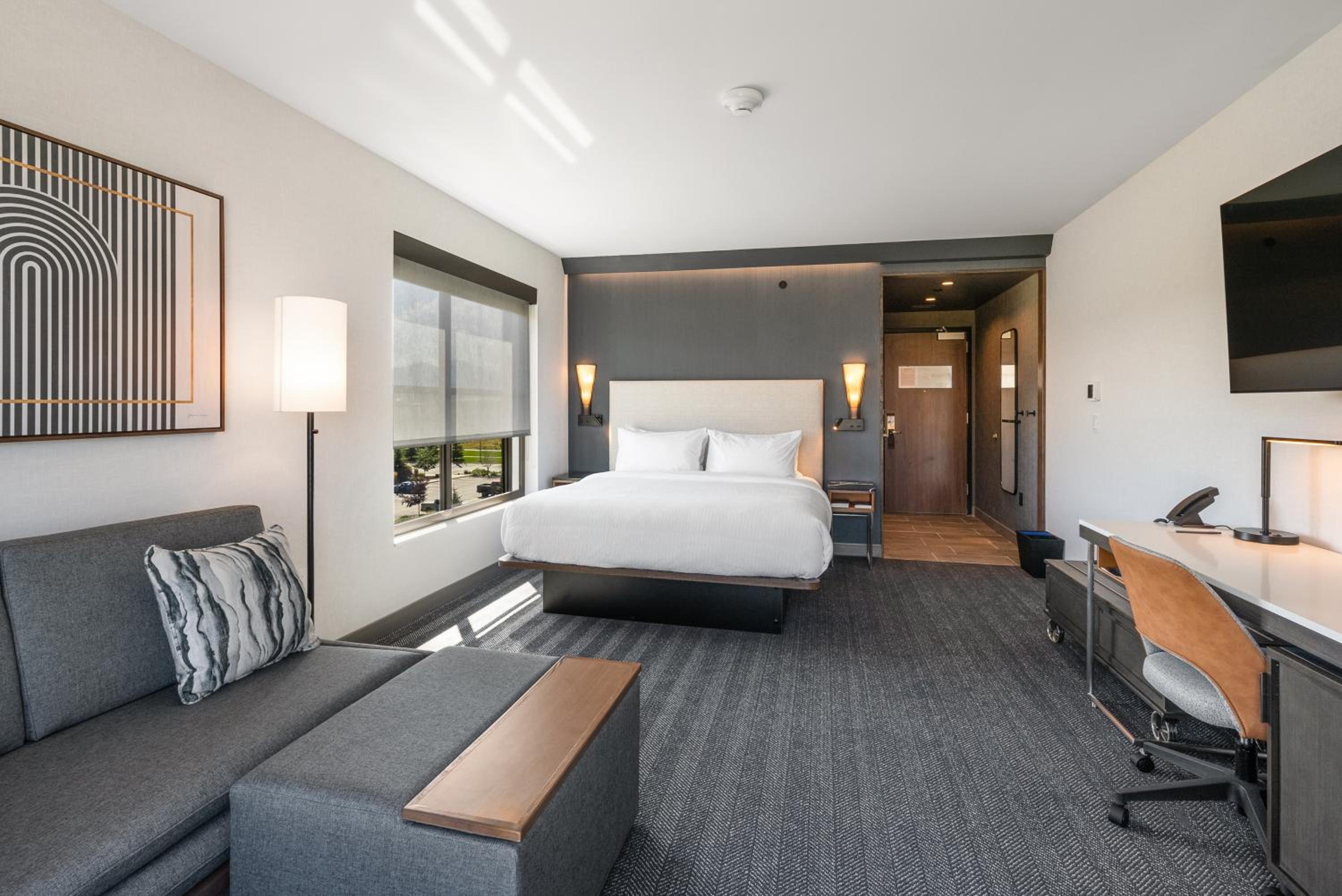غرفة قياسية بسرير كينج مع أريكة بحوض استحمام لذوي الإعاقة، Courtyard by Marriott Bozeman 5/8