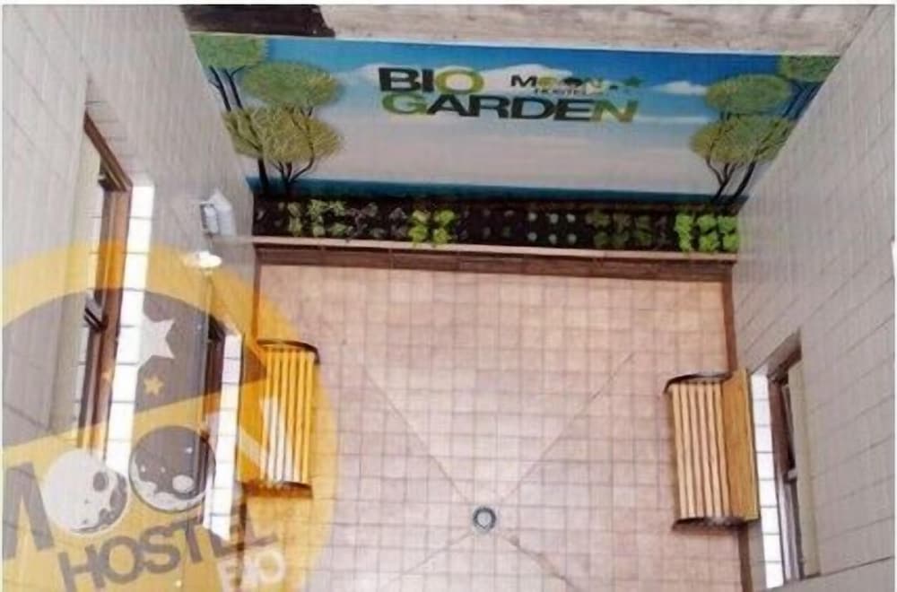 Moon Hostel Bio 3/34