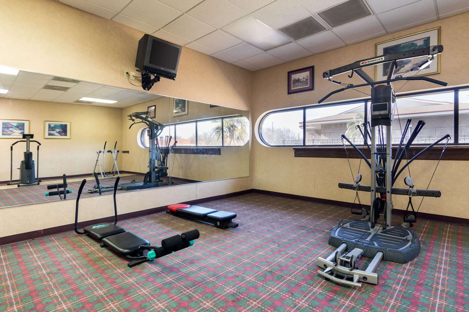 Econo Lodge Inn & Suites Conference Center 25/44