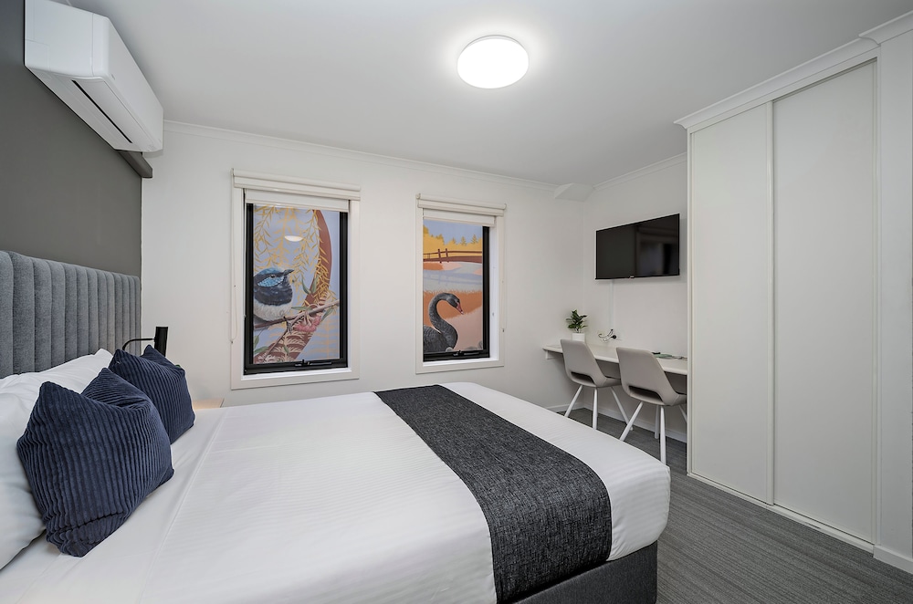 Studio, Queen Bed