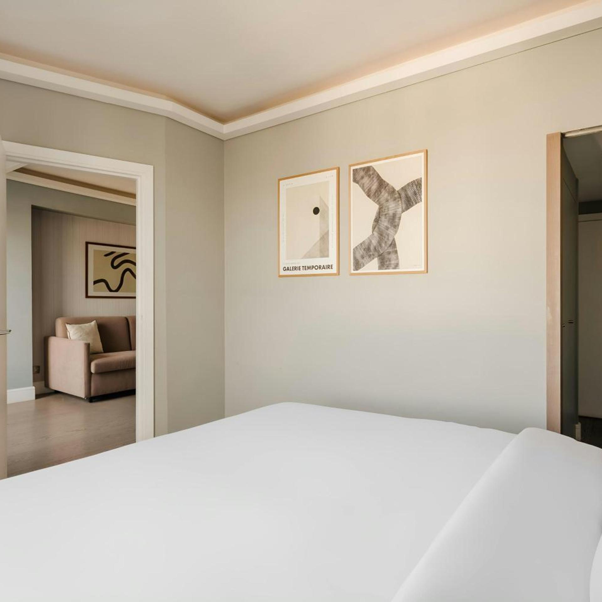 جناح بسرير كينج بشرفة بمطبخ صغير، L Edmond Hotel Parc Monceau 3/6