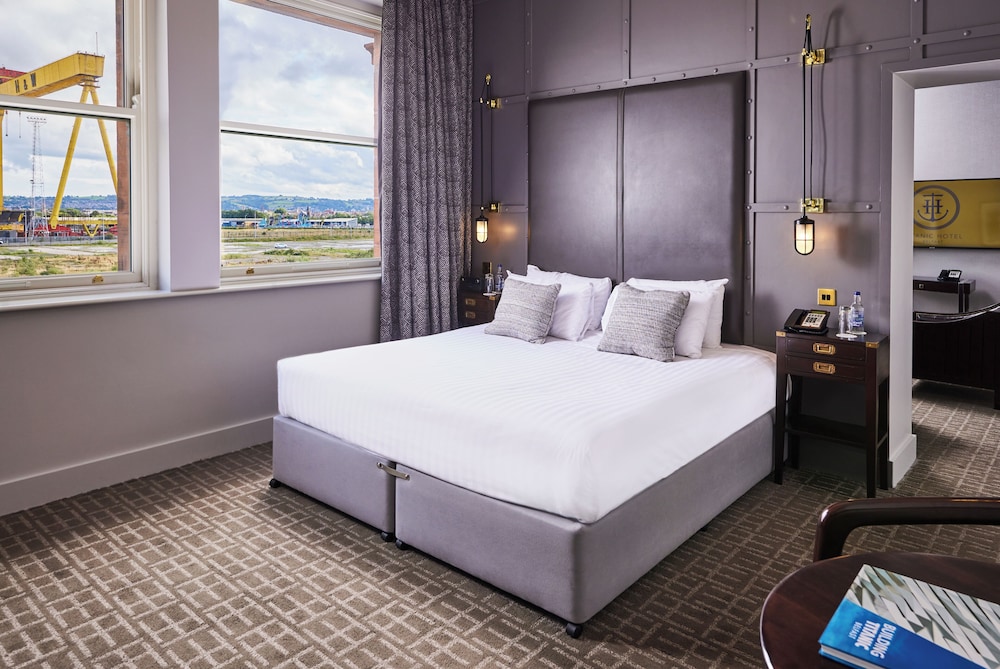SUITE, KING BED