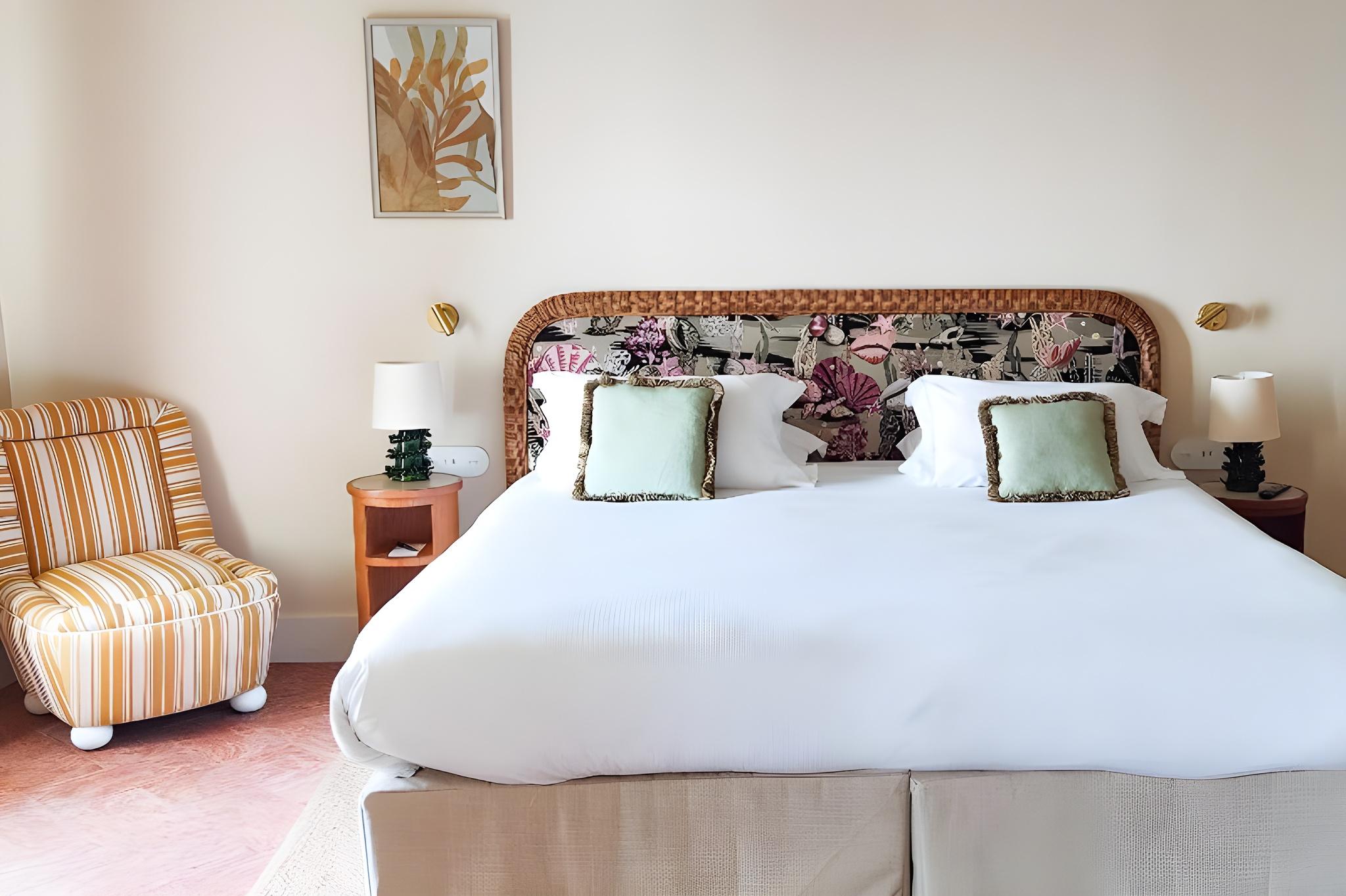 Suite, Queen Bed, Side Sea View