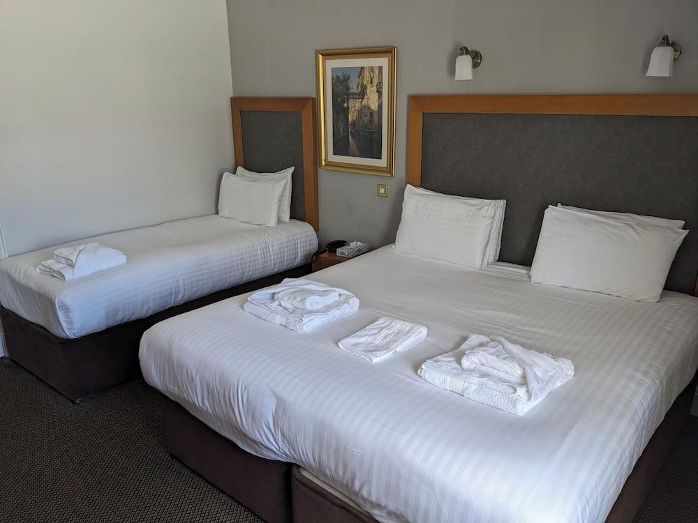 Classic, Triple, King Bed