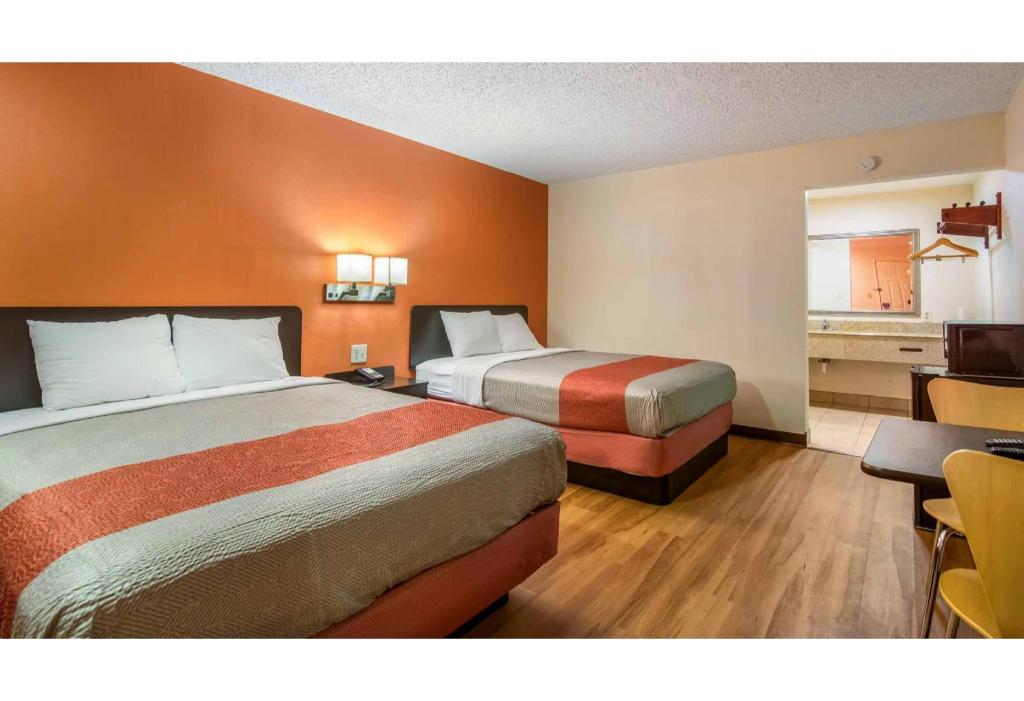 2 Full Beds - Non-Smoking, Micfridge