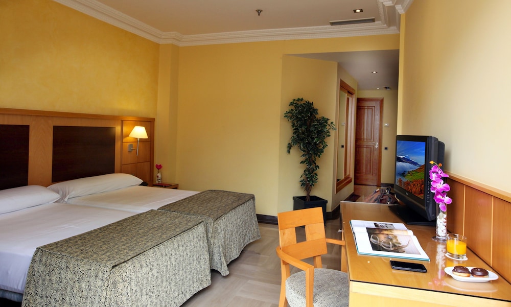 Room, Double Bed, Street View