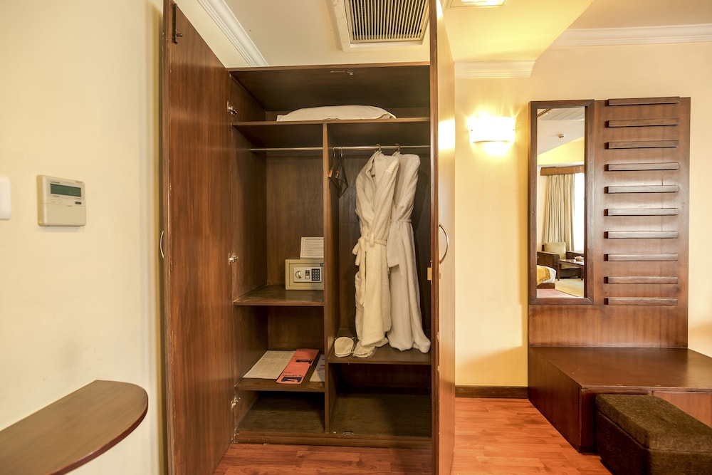 SUMMIT RESIDENCY AIRPORT HOTEL 48/48