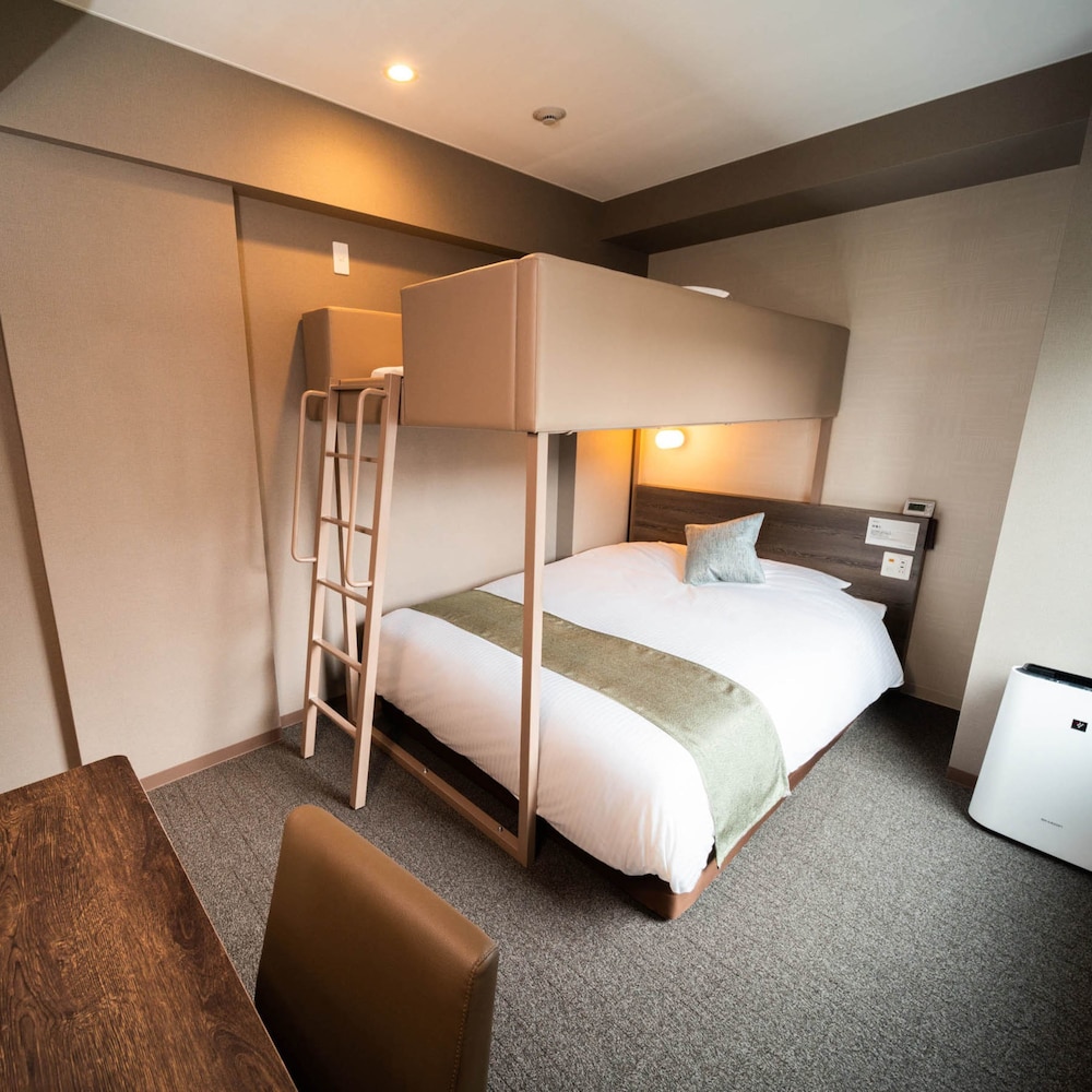 SUPER, 1 DOUBLE AND 1 SINGLE BED