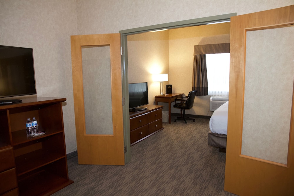 Days Inn and Suites by Wyndham Brooks 18/34