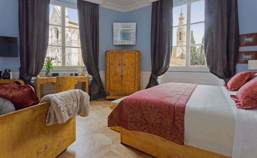 DELUXE, KING BED, CITY VIEW