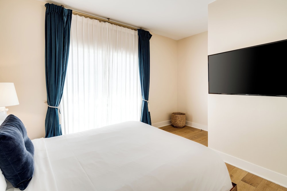 SUITE, QUEEN BED