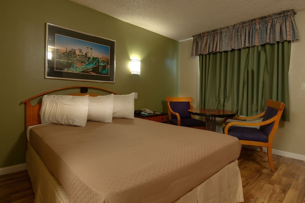 Deluxe, 2 Queen Beds, Kitchenette