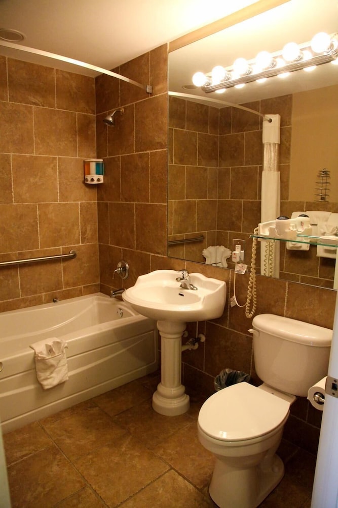 Lake Grassy Inn & Suites 23/38
