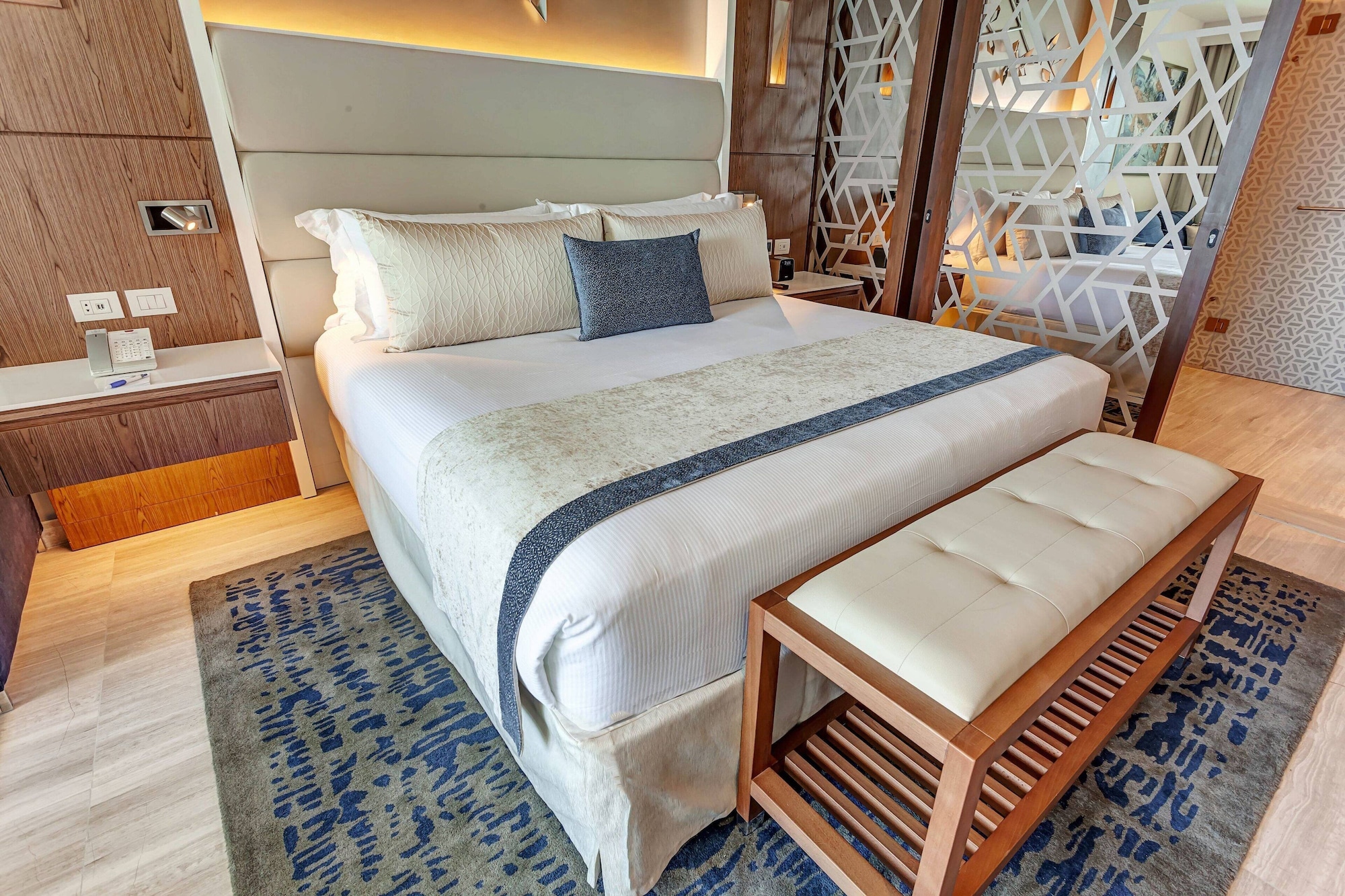 2 Bedrooms, Diamond Club, Chairman, Luxury, Suite, 1 King and 2 Queen Beds, Ocean Front, Sofa، Royalton CHIC Cancun, An Autograph Collection (ex Royalton Cancun) 5/9