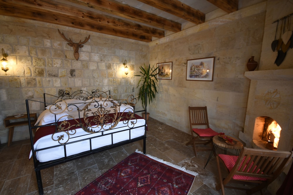 Lavinia Cappadocia Cave 35/50