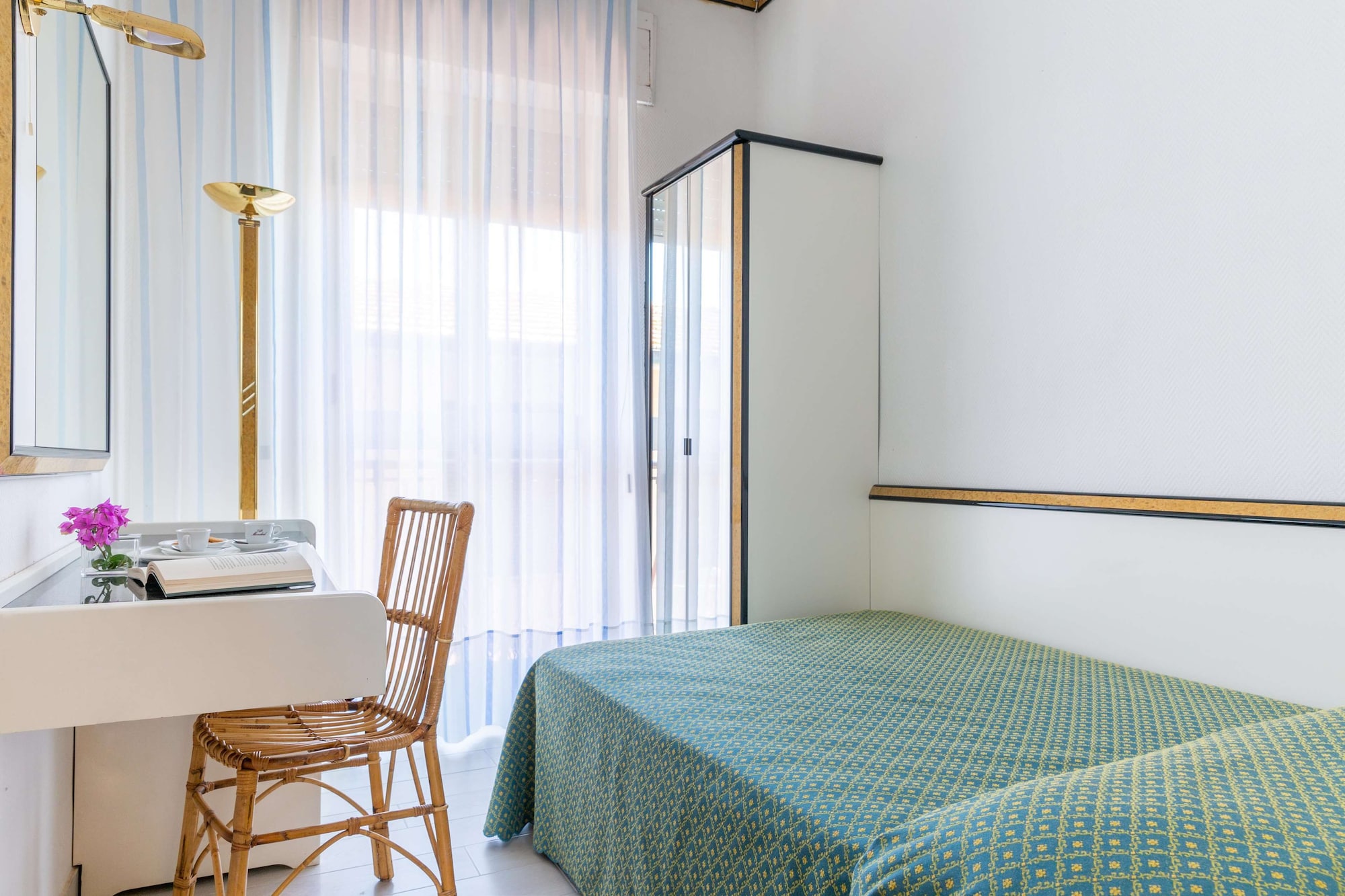 ROOM, SINGLE