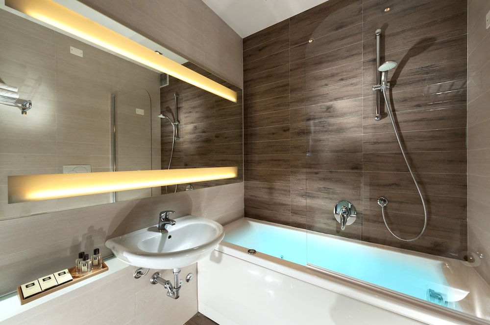Waldorf Suite Hotel 7/47
