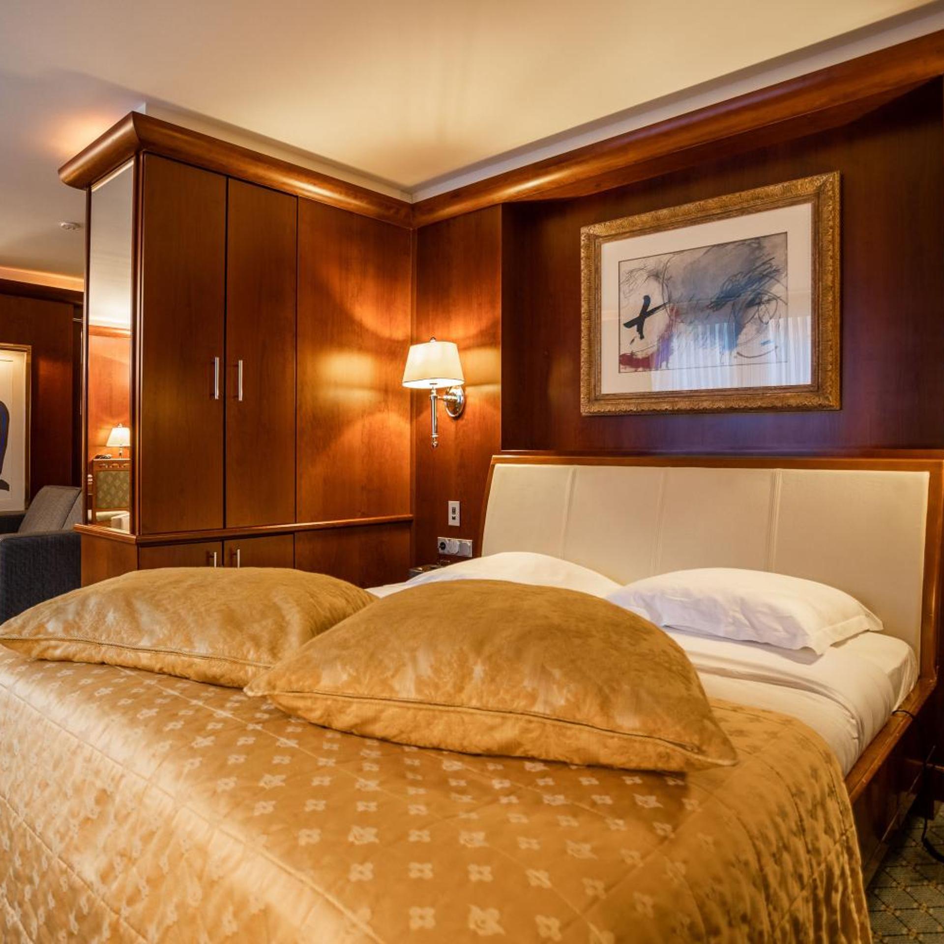 PRESIDENTIAL, SUITE