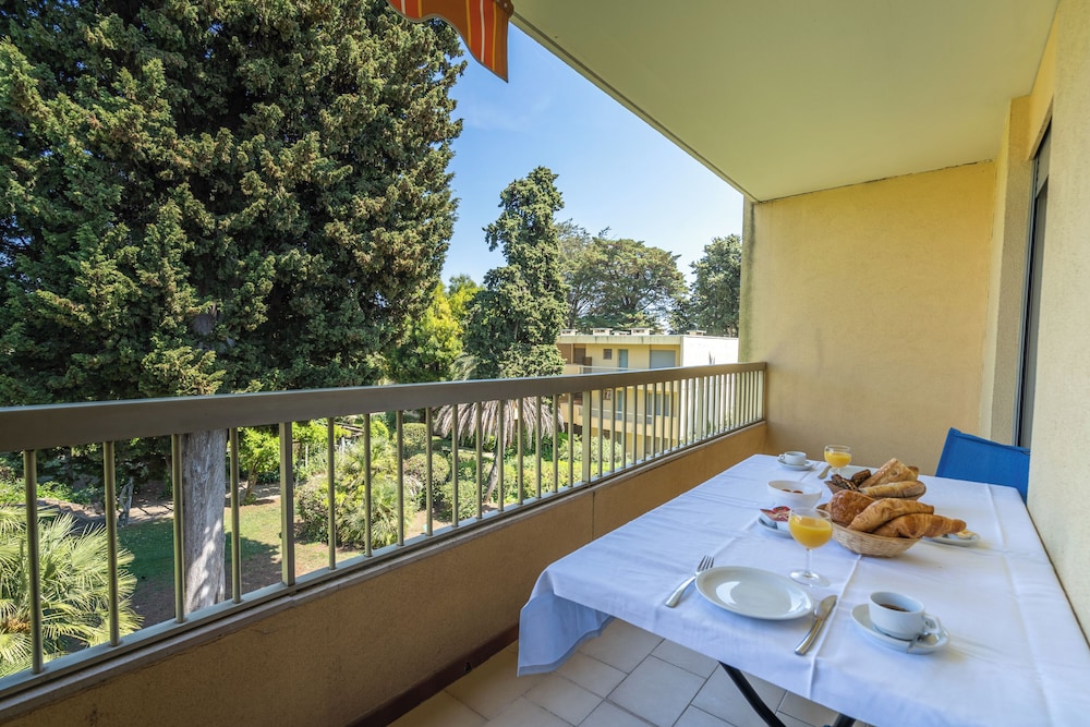 VVF Villages 'Les Eucalyptus' Juan Les Pins 29/50