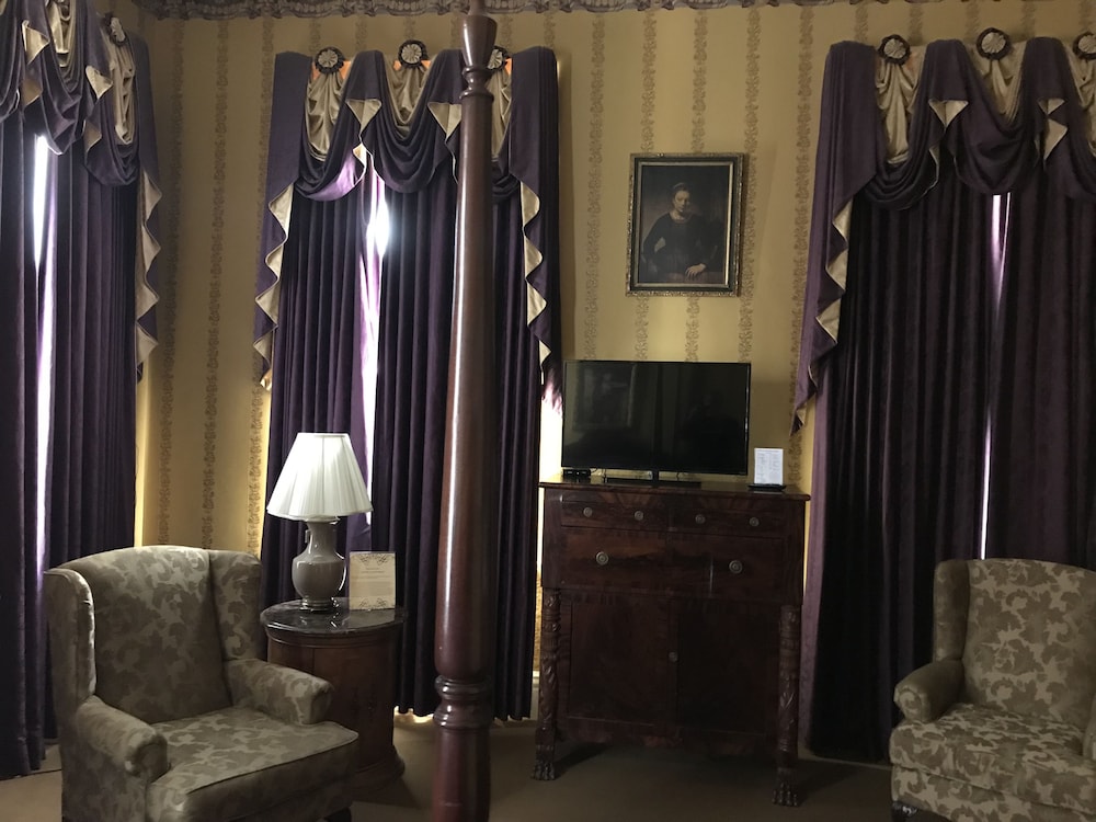 The Guest House Historic Mansion 3/73