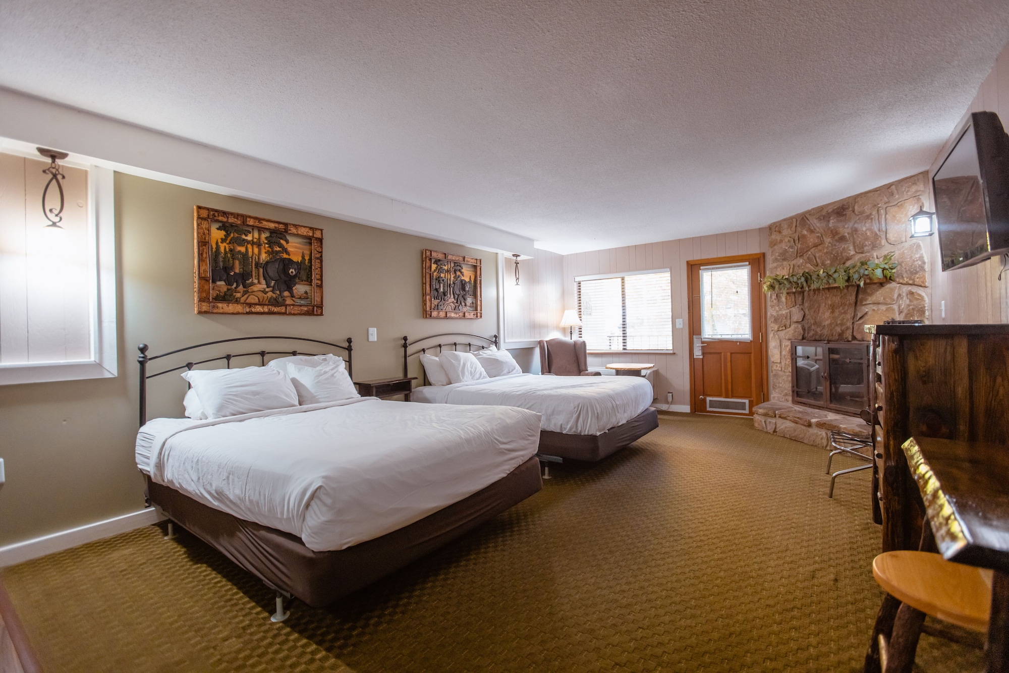 DELUXE, 2 QUEEN BEDS, RIVERSIDE