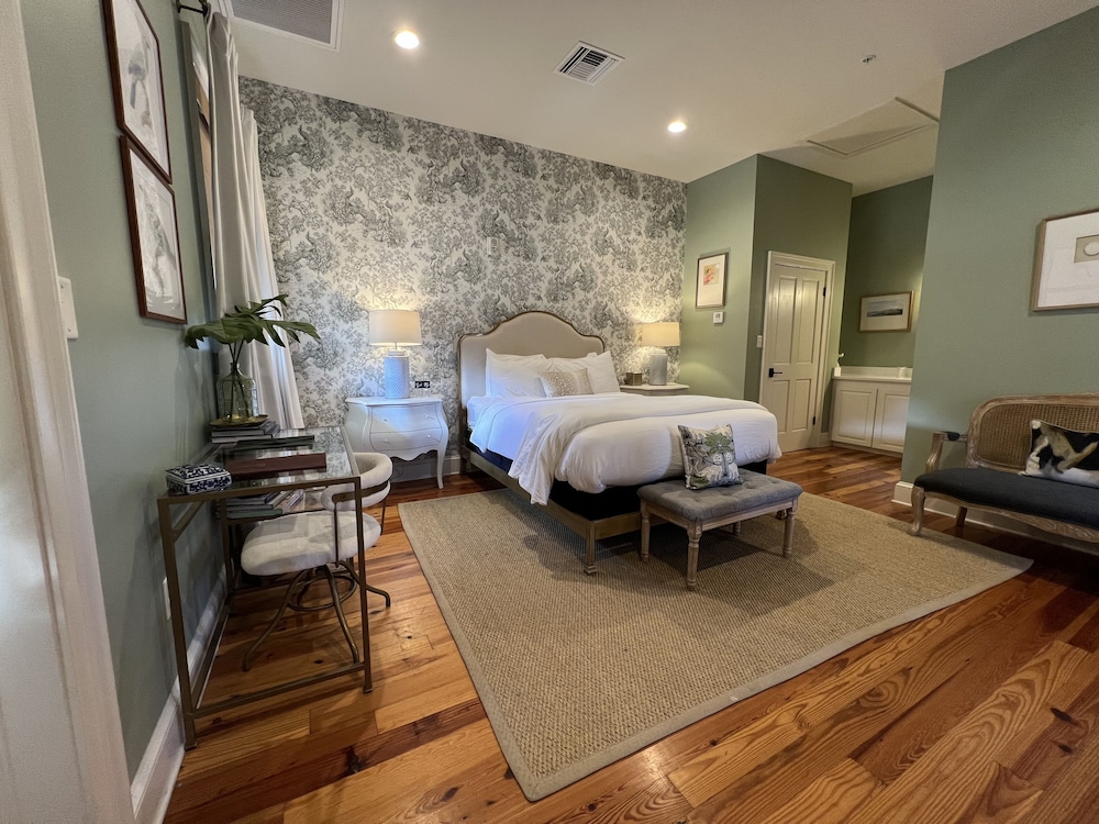 Octavia, Garden, Queen Bed