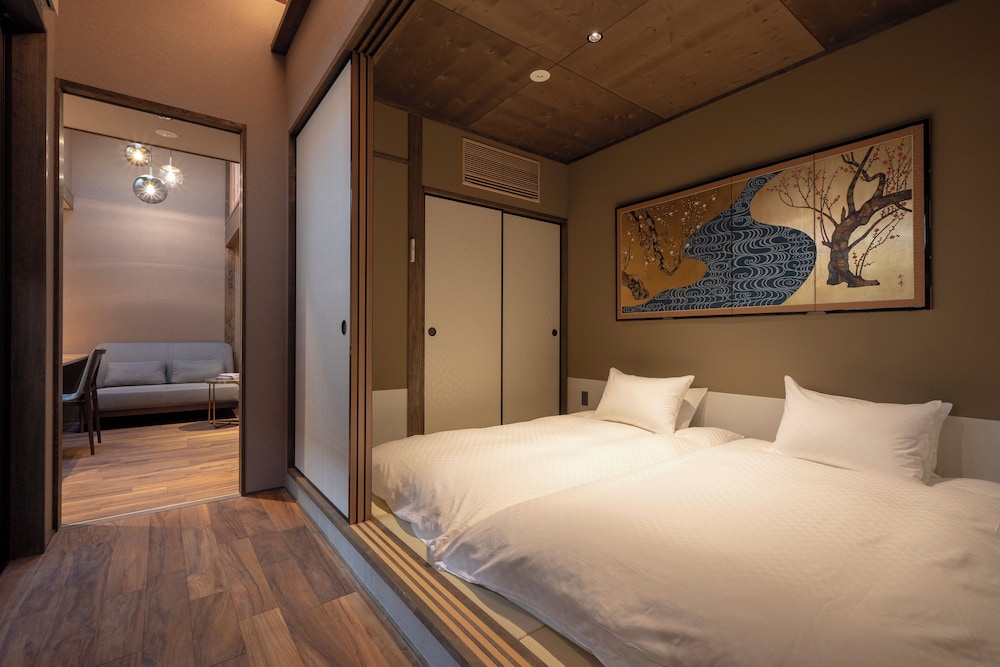 GARDEN, SUITE, 2 FUTON BEDS, QUEEN BED