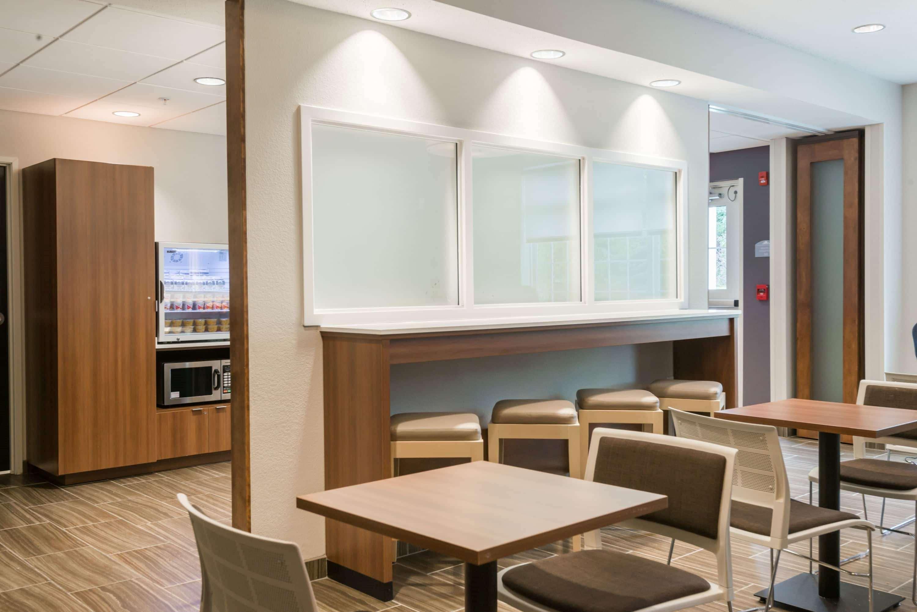 Microtel Inn and Suites By Wyndham Altoona 19/27
