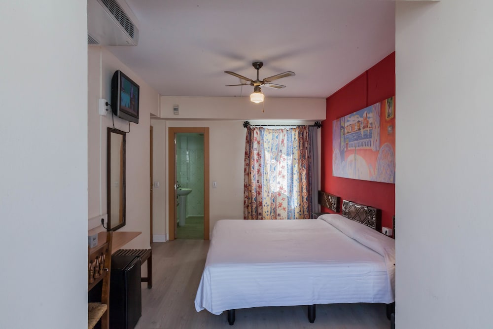 ROOM, DOUBLE OR TWIN BED, ATTIC