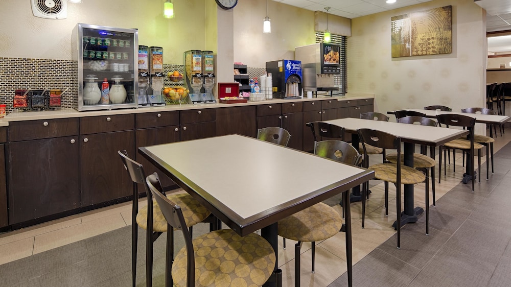 Best Western Plus Richmond Airport Hotel 26/30