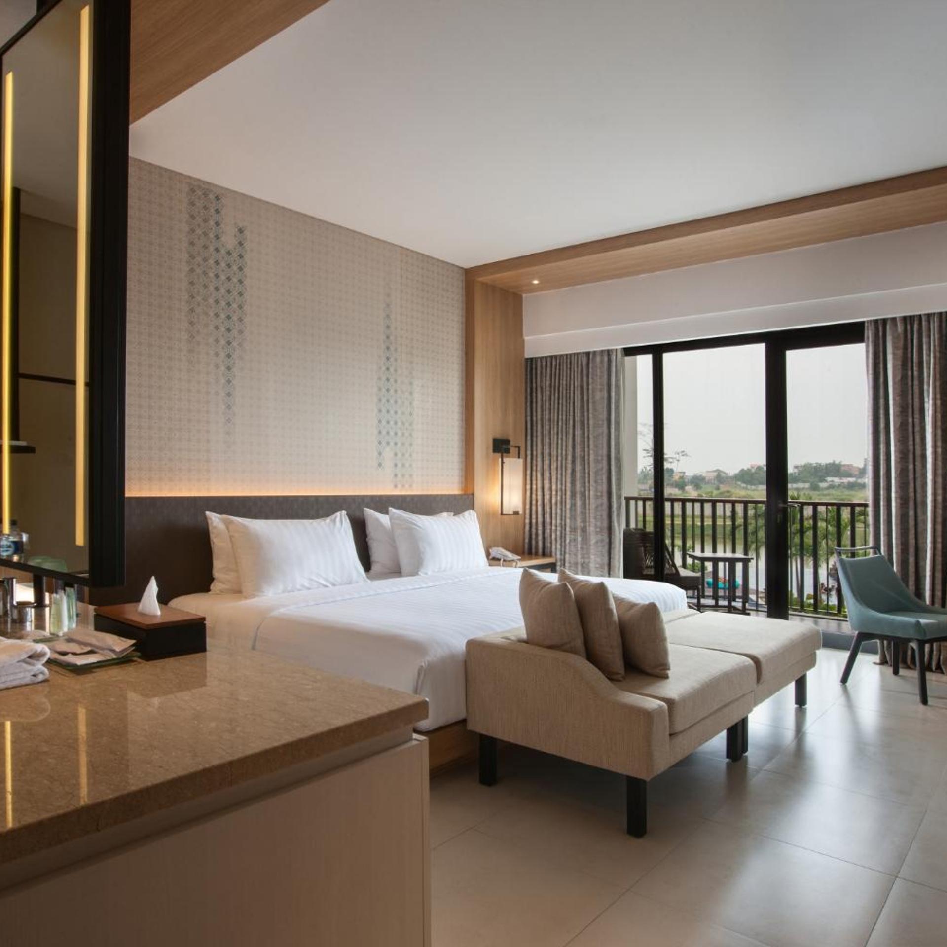 Hollywood, Deluxe, King Bed, Lake View
