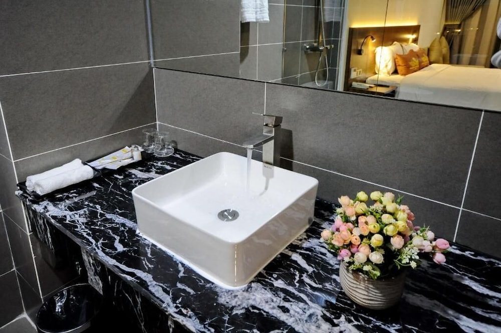 Crown Nguyen Hoang Hotel 58/58