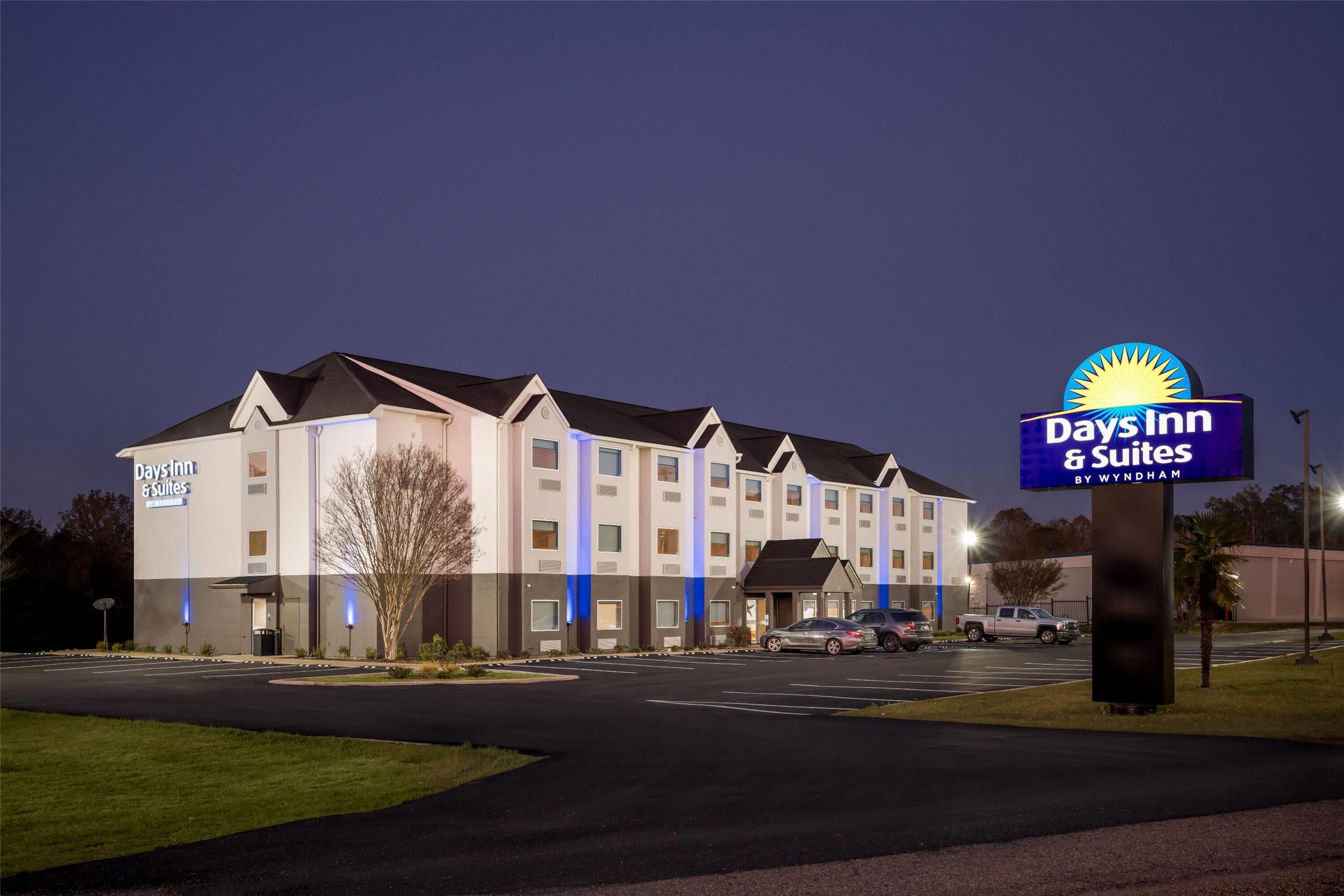 Days Inn & Suites by Wyndham Brandon Amphitheater 1/27