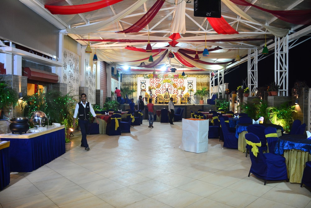 Hotel Pushpak 10/74