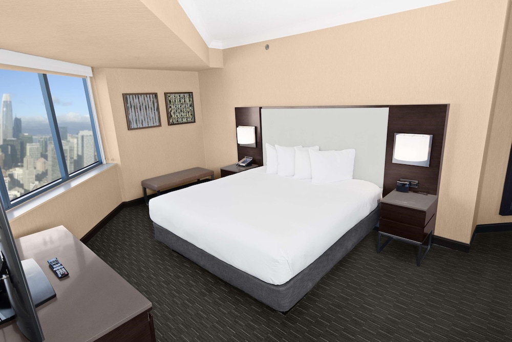JUNIOR SUITE, DELUXE, KING BED, CORNER