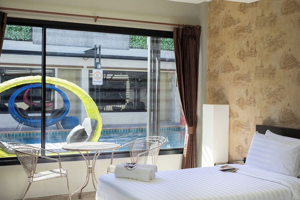 ROOM, POOL ACCESS