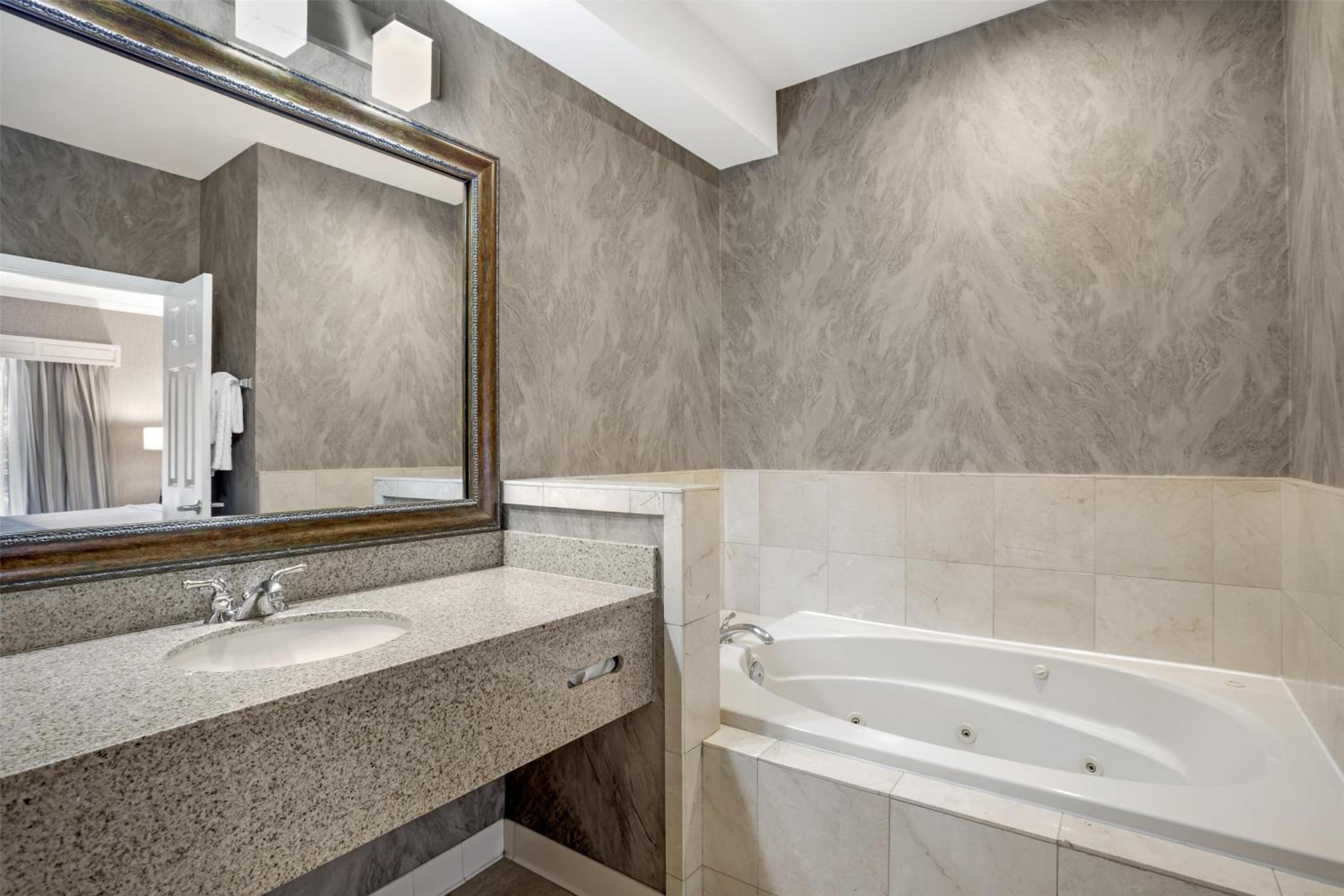جناح بسرير كينج مع أريكة، Best Western Plus Dixon Davis 4/5