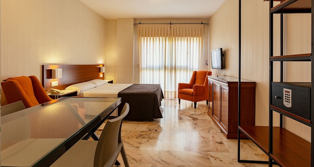 1 BEDROOM, STUDIO