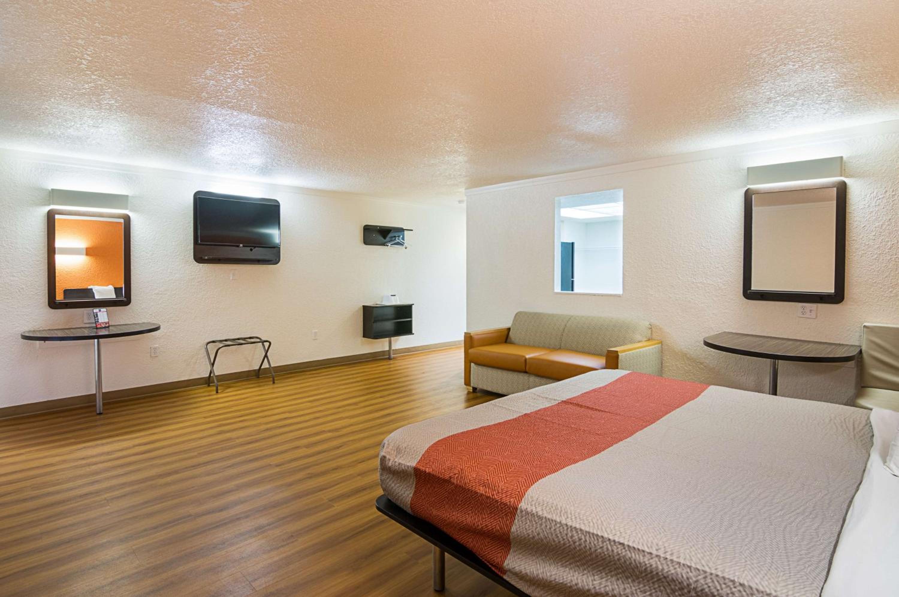 1 King Bed Non-Smoking, Micfridge