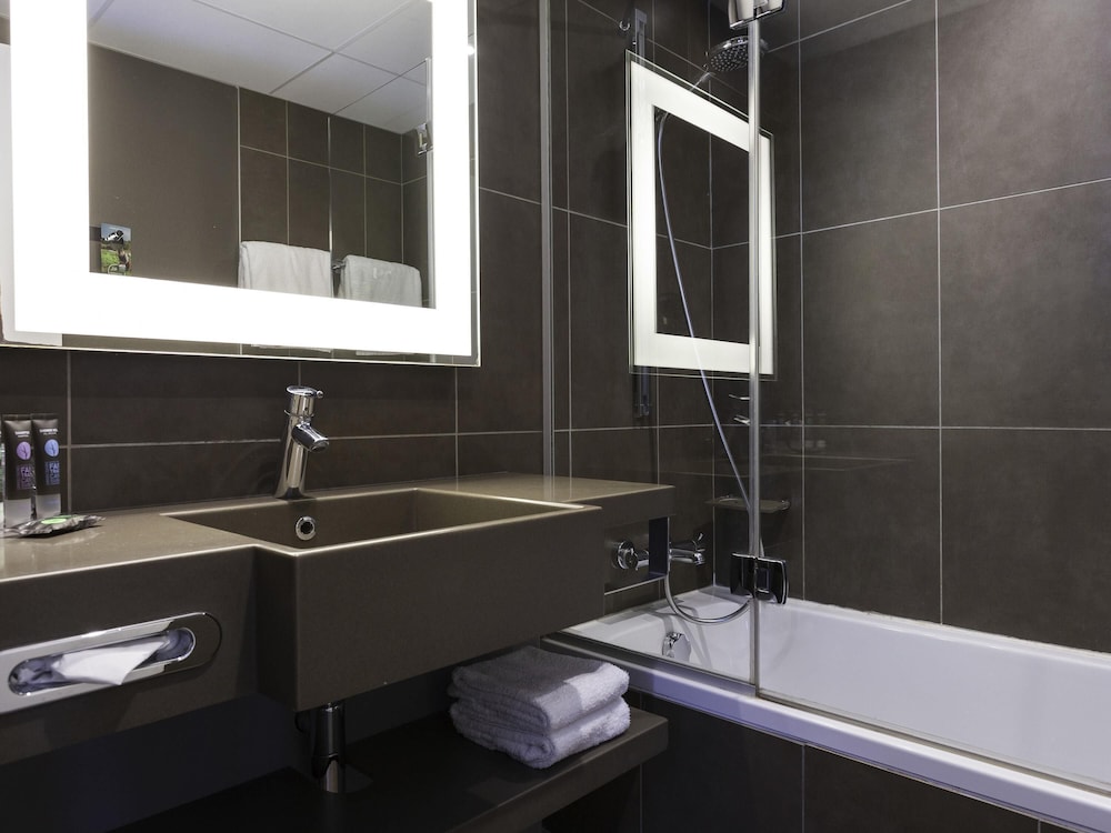 جناح بسرير مزدوج بإطلالة على الجبل مع أريكة، Novotel Annecy Centre 5/5