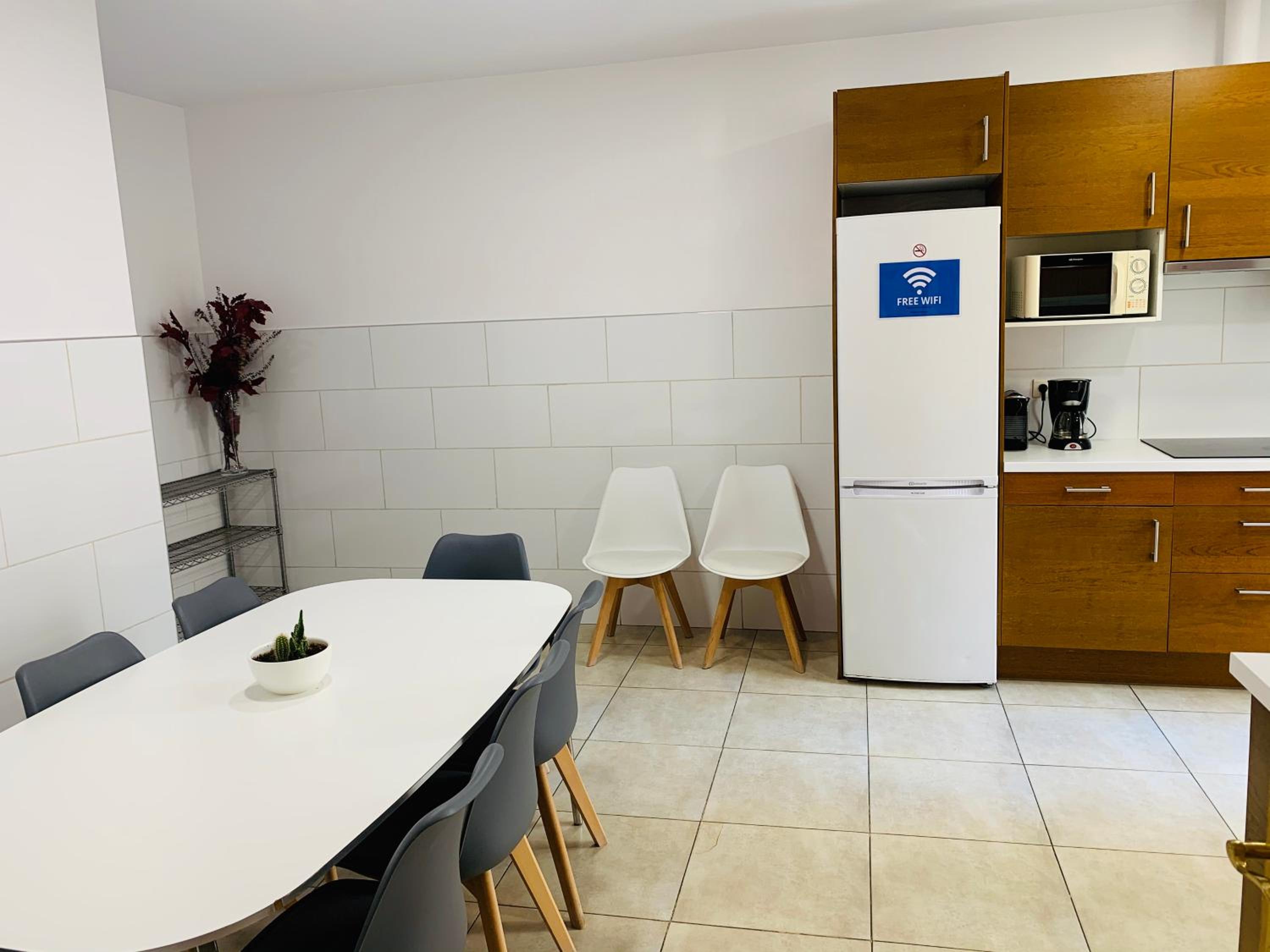 Super Balmes Guest House 11/16