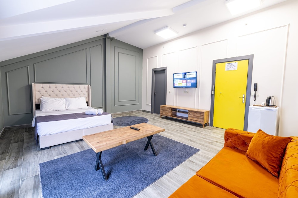Royal Luxury Hotels & Suites 34/44