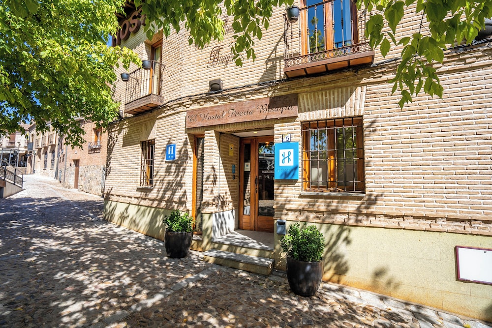EL HOSTAL PUERTA BISAGRA. 56/60